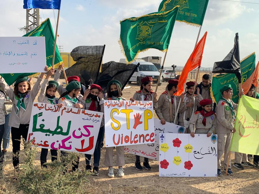 سرايا الكشافة العربية في مدارس النقب تشارك في وقفة احتجاجية ضد العنف